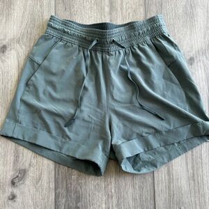 Lululemon Light Cuffed Shorts with Pockets Size 2